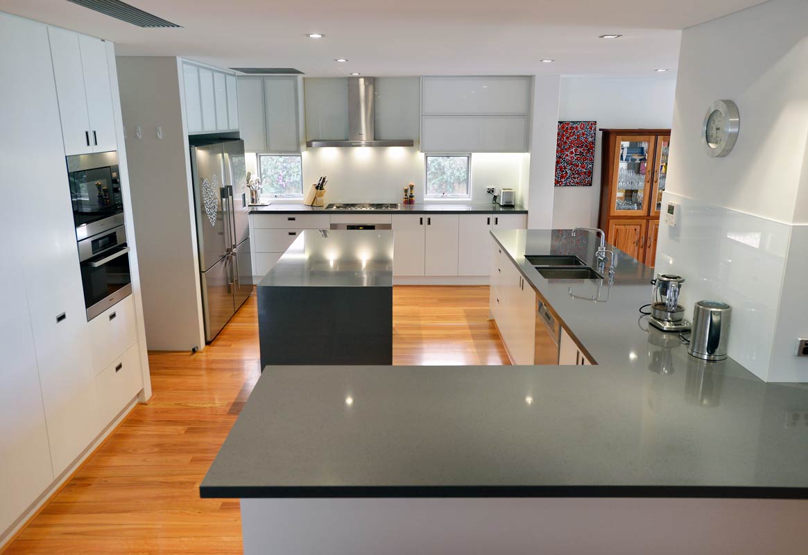 Interior design luxury kitchen in Dalkeith, Perth by Perth Architect Threadgold Architecture.
