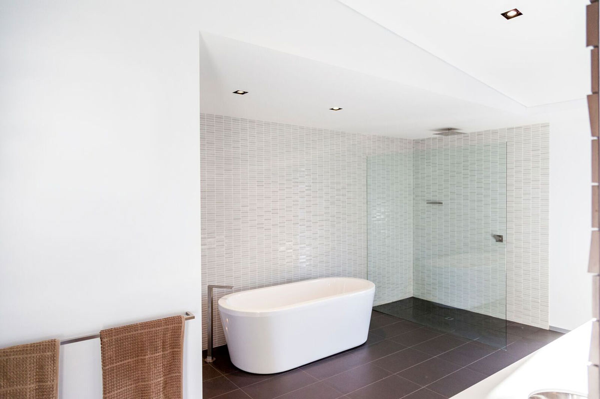 Interior design luxury bathroom in Dalkeith, Perth by Perth Architect Threadgold Architecture.